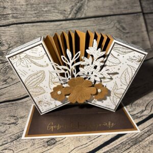 Karte Besonders, Akkordeon, Espresso - Gold - Weiss