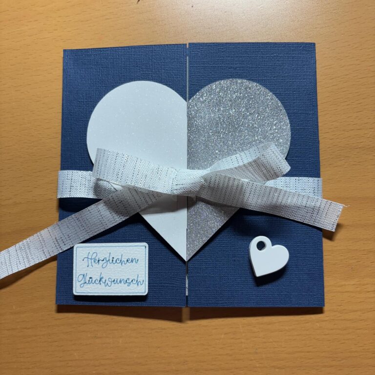 Kreative Papierprojekte und handgemachte Hochzeitskarte in Blau.