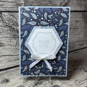 Handgemachte Geburtstagskarte mit Blumen in Blau.