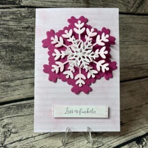 Weihnachten-Schneeflocke-Weiß-Rosa-Sommerbeere